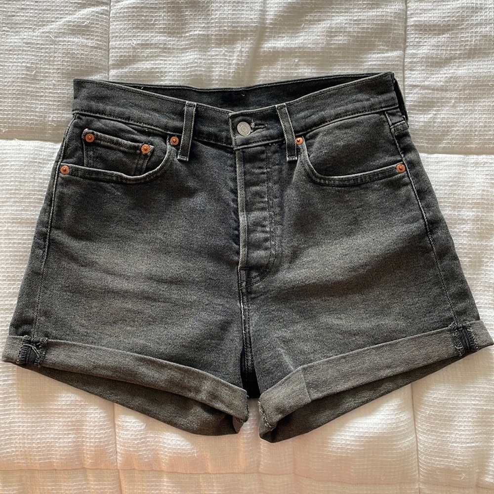 Black Levi’s size 28 cuffed shorts